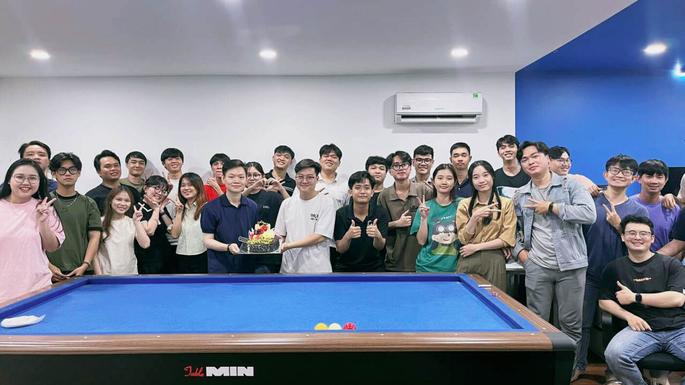 Đội ngũ MONA tụ họp quanh bàn bida mừng sinh nhật đồng nghiệp